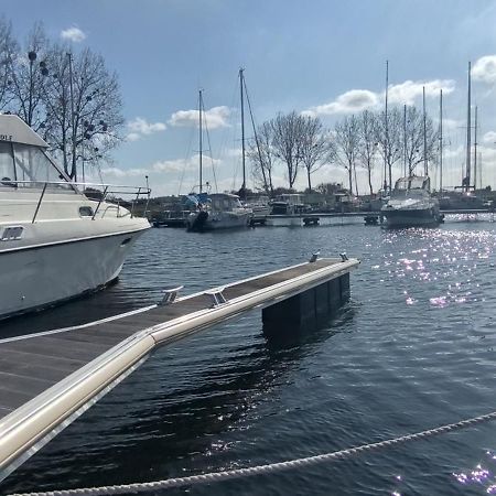 Nuit Insolite Sur L'Eau Au Port De Ouistreham Hotel Buitenkant foto