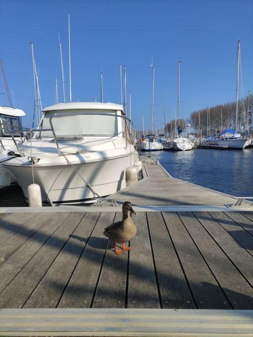 Nuit Insolite Sur L'Eau Au Port De Ouistreham Hotel Buitenkant foto
