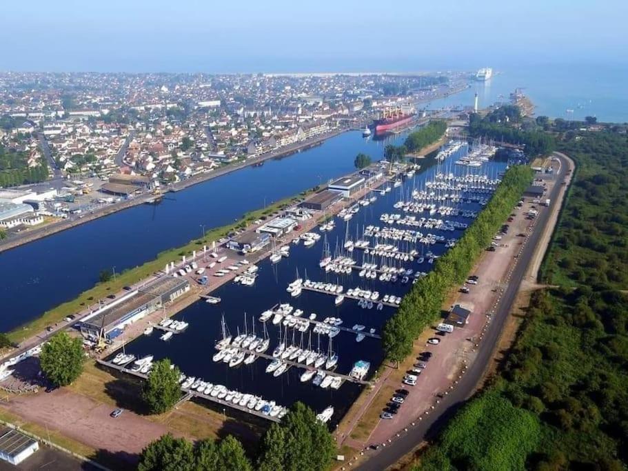 Nuit Insolite Sur L'Eau Au Port De Ouistreham Hotel Buitenkant foto